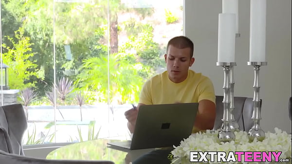 Geeky Alex More inculato e inondato di sperma