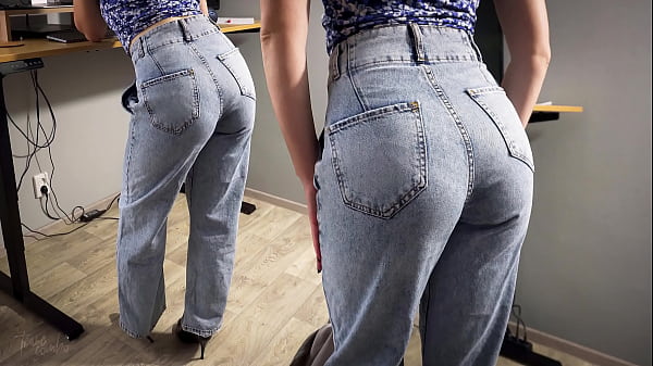 MILF-Sekretärin in hohen Jeans neckt ihren schönen Hintern