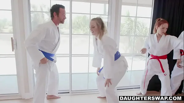 Meine Nachbarschlampe und ihr Mann haben es meinem Mann geschickt, während ich unterwegs war